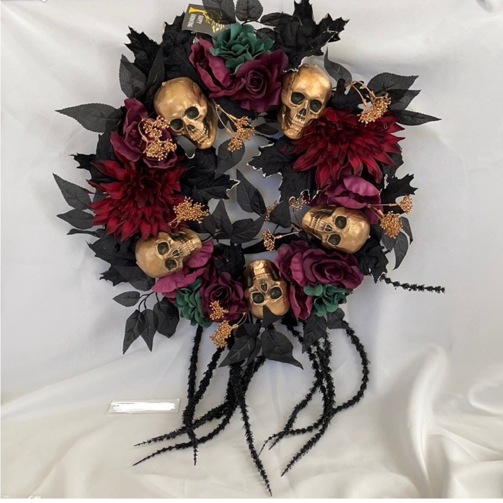 NWT Gothic Wreath